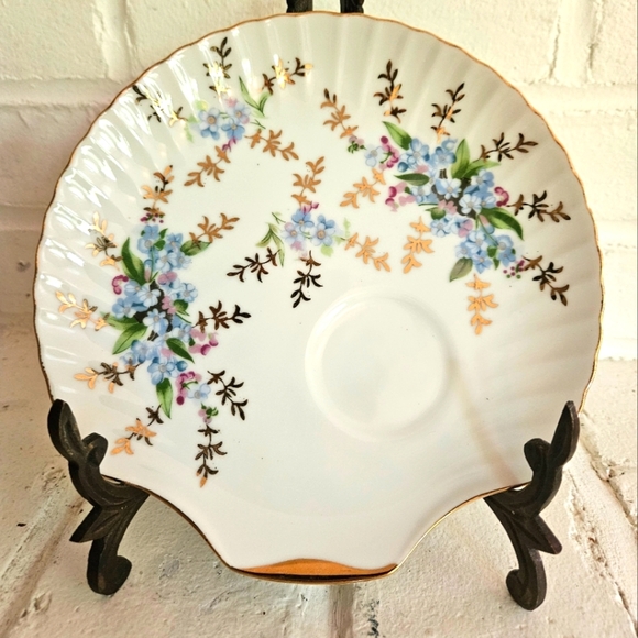 Vintage Shell Shaped Tea Plates Saucers - Picture 1 of 4